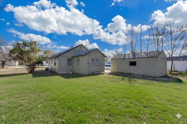 Building Photo - Cute and Cozy 2 Bedroom!