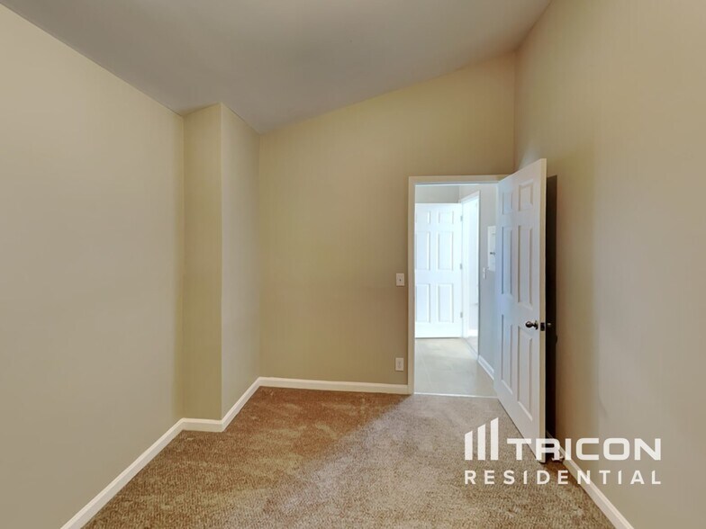 Building Photo - 1307 Creekside Dr