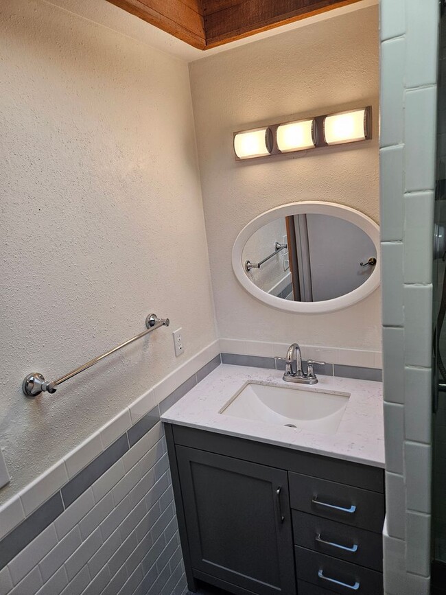Building Photo - Cozy Wooded Vintage Charmer