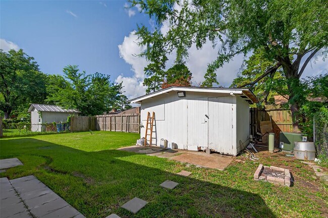 Building Photo - 23223 Naples Dr