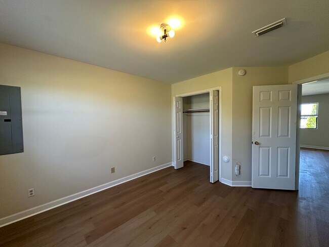 Building Photo - 627 Plymouth St