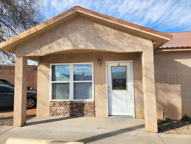 Building Photo - 412 W University Dr