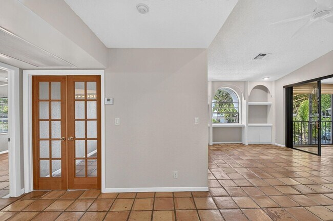 Building Photo - 5451 Verona Dr