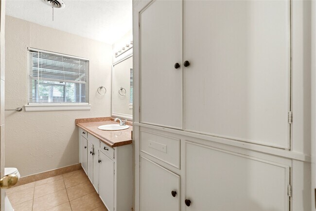 Building Photo - 8406 Highcrest Dr