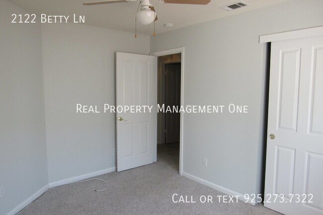 Building Photo - 2122 Betty Ln