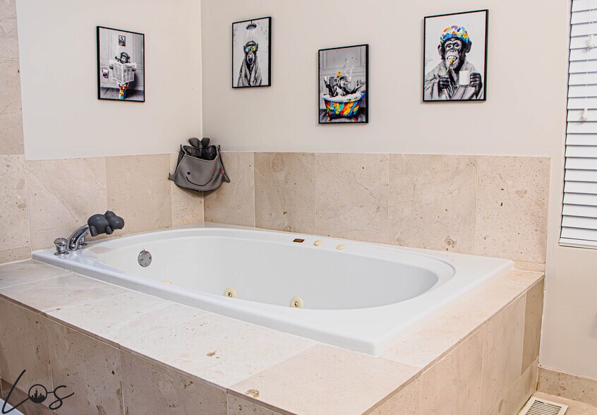 Building Photo - 1023 N Winchester Ave