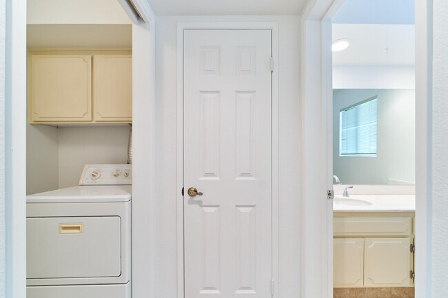 Building Photo - 616 Violeta Dr