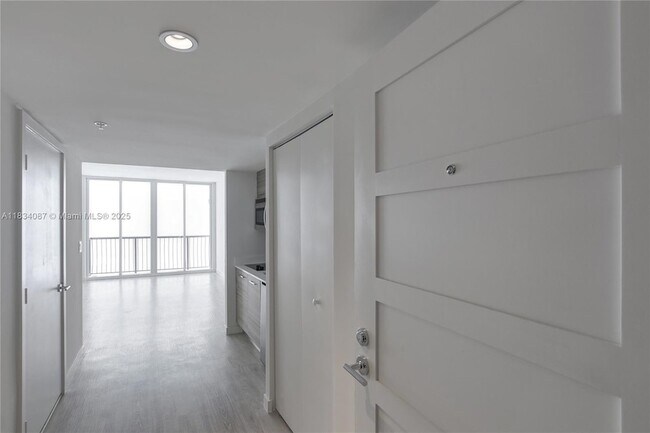 Building Photo - 1756 N Bayshore Dr