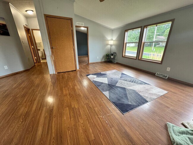 Building Photo - 215 Greenbush Dr