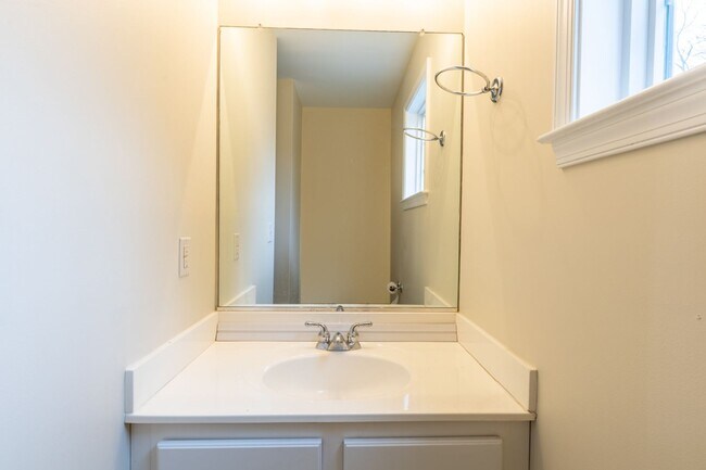 Building Photo - Single Family Home Minutes to DTWN/UVA Area