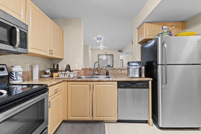 Building Photo - 609 E Sheridan St