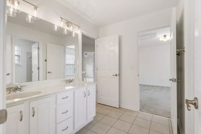 Building Photo - Executive 5BR / 4.5BA Rental In Bellevue