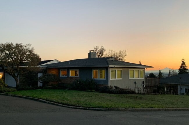 Building Photo - Mid-Century Four Bedroom in Candalaria