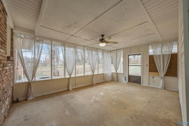 Building Photo - 329 Pawnee Trail SE