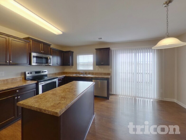 Building Photo - 208 Willow Grv Wy