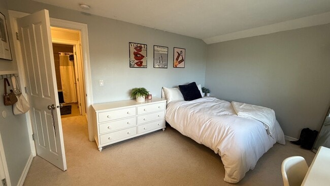Building Photo - Pristine Single-Family Home in the Heart o...