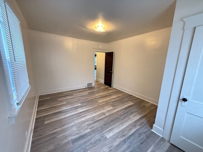 Building Photo - 340-342 W Wesley St