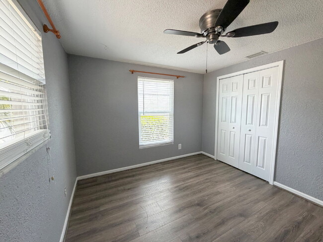 Building Photo - "Spacious 4-Bedroom Retreat with 2 Full Baths in Beautiful Seminole!"