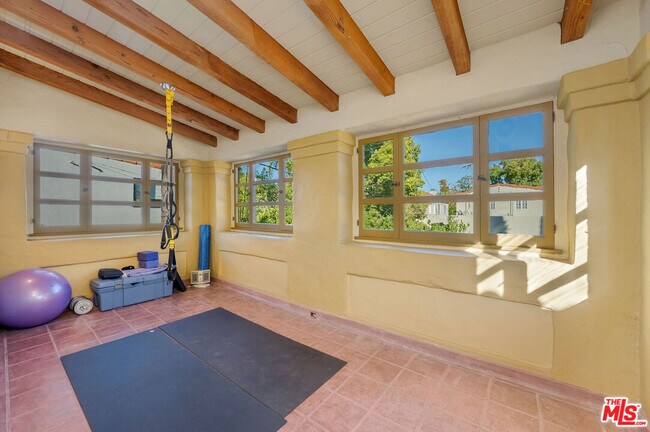 Building Photo - 500 N Las Palmas Ave