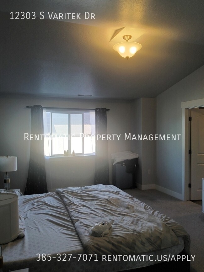 Building Photo - 12303 S Varitek Dr