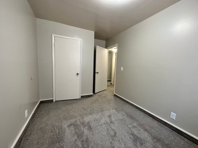 Building Photo - Townhome near Pawnee and Meridian