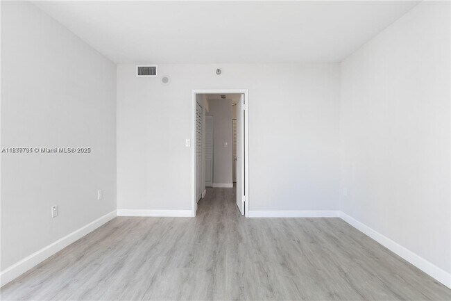 Building Photo - 20505 E Country Club Dr