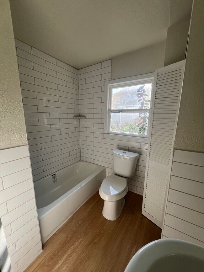 Building Photo - Springview 2 bedroom, 1 bath