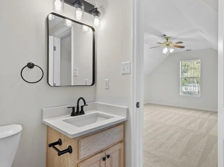 Upstairs bedroom w/ ensuite bathroom - 198 Harbour Ln