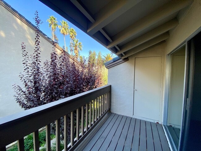 Building Photo - Nice Upper Unit in the Desired Station West!