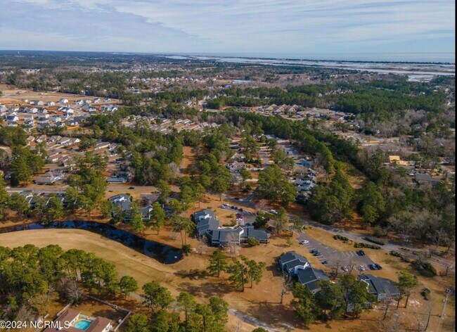 Building Photo - 728 Azalea Dr