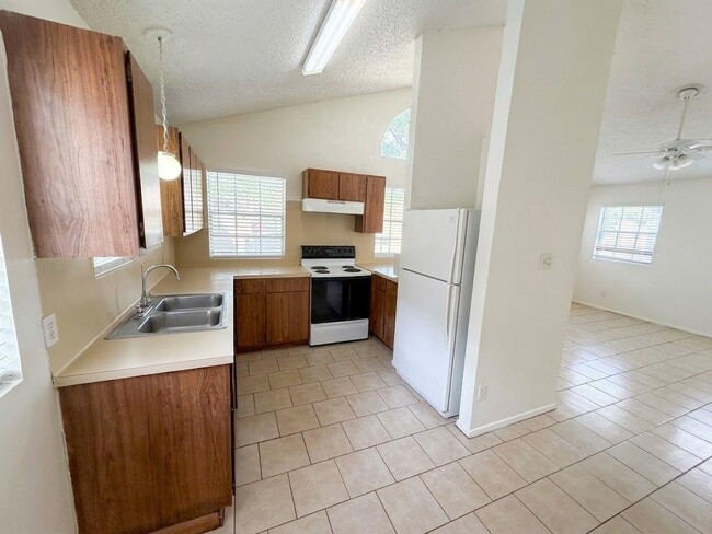 Building Photo - 8811 Pineridge Dr
