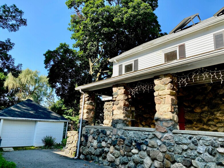 Building Photo - 23 Farmcrest Ave
