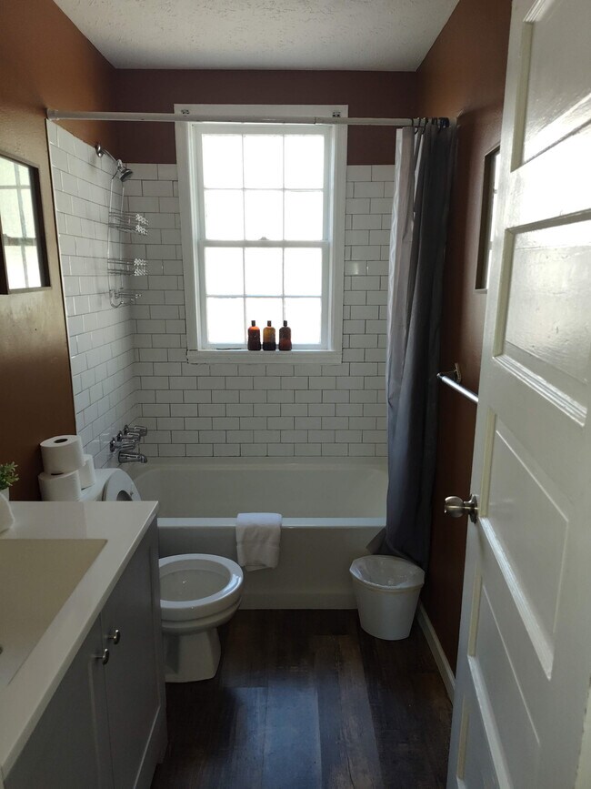 Building Photo - 3912 Crestview Dr