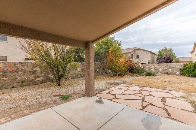 Building Photo - Nice Large Home in Sonoma Ranch—-Will go f...