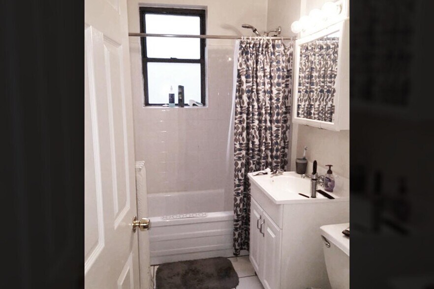 Building Photo - 717 W Roscoe St