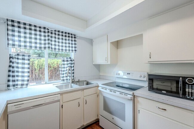 Building Photo - 3 Bed 2.5 Bath Pet-Friendly Retreat by The...