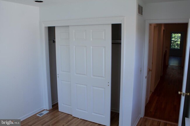 Building Photo - 432 Country Club Dr