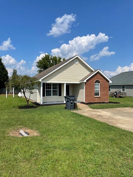 Primary Photo - 208 Strawbridge Ln