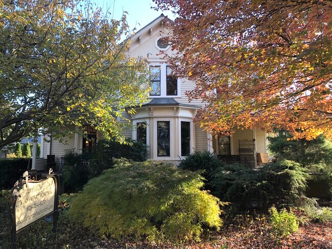 Building Photo - 147 E Chestnut St