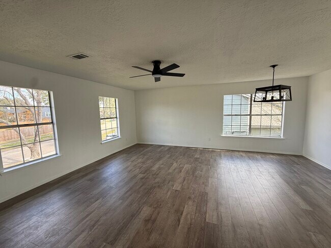 Building Photo - 402 Tresvant Dr