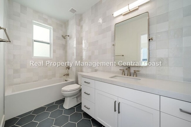 Building Photo - AVAILABLE JULY - Executive Townhome in Avi...
