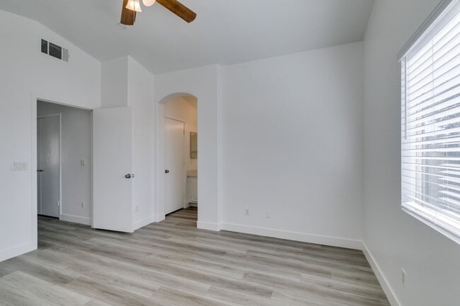 Building Photo - NORTH SHORES REFRESHED 2 STORY HOME WITH FIREPLACE AND LARGE BACKYARD