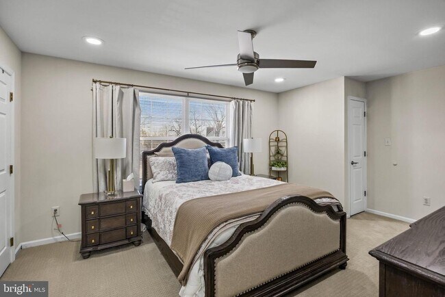 Building Photo - 7 Madison Ct