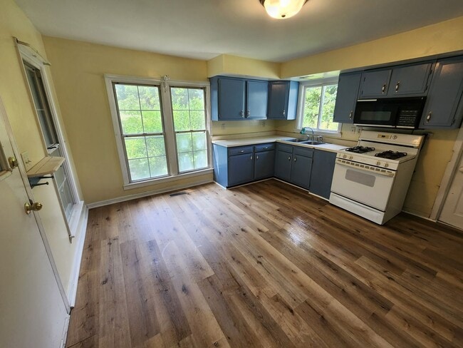 Building Photo - Charming Farm Cottage in Chatham, IL!