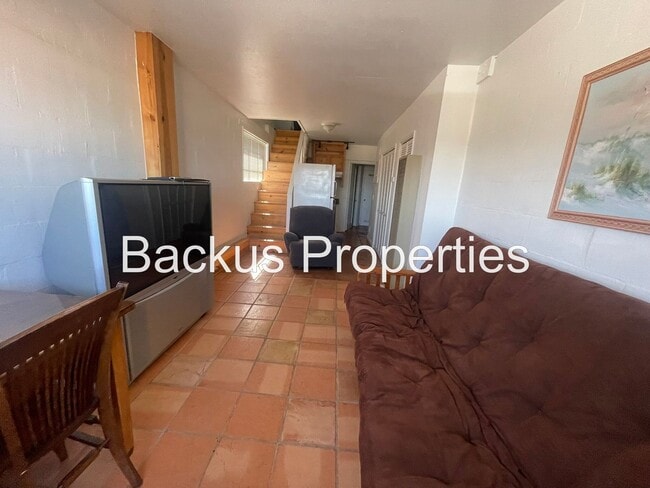 Building Photo - Wonderful furnished upper Seaside unit