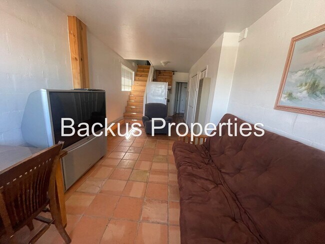 Building Photo - Wonderful partially furnished upper Seaside unit