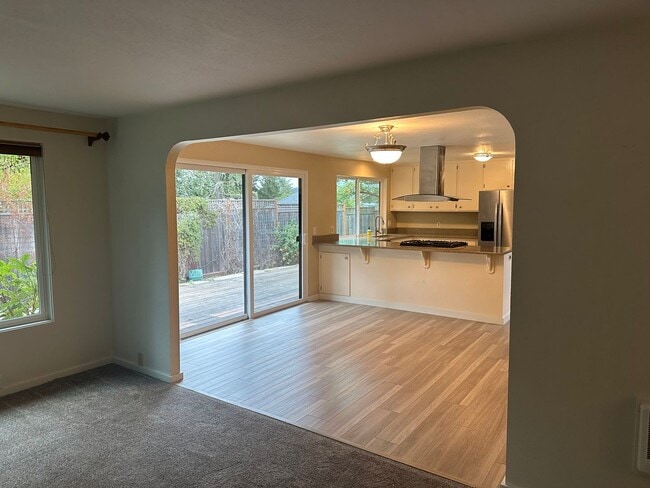 Building Photo - Beautiful custom 3 bedroom 2 bathroom hous...