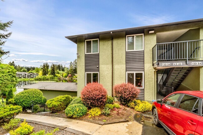 Building Photo - 2 Bedroom 1 Bathroom Lakeside Unit!