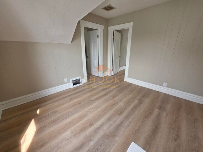 Building Photo - **MOVE-IN SPECIAL** Centrally Located and Remodeled 4BR Home
