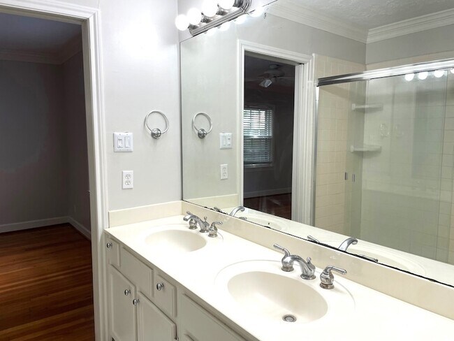 Building Photo - 835 W 41st St